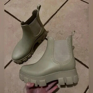 Chunky light tan beige platform waterproof boots size 7